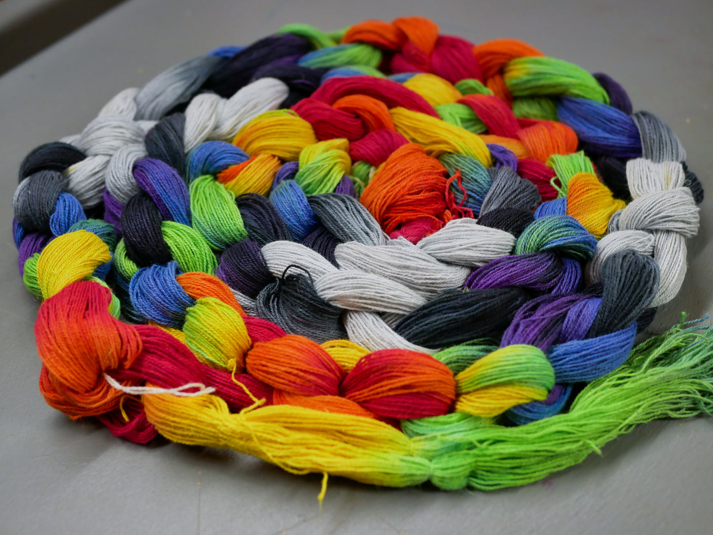 Rainbow vs. Mono - Handpainted Warp - 120 ends