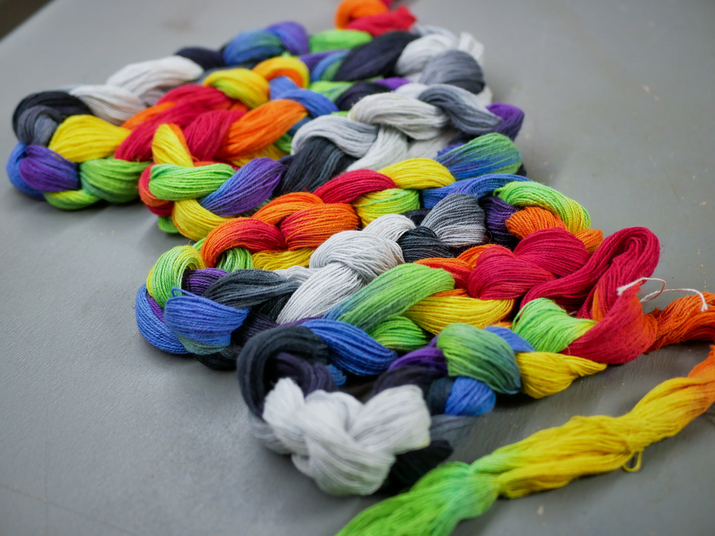 Rainbow vs. Mono - Handpainted Warp - 120 ends