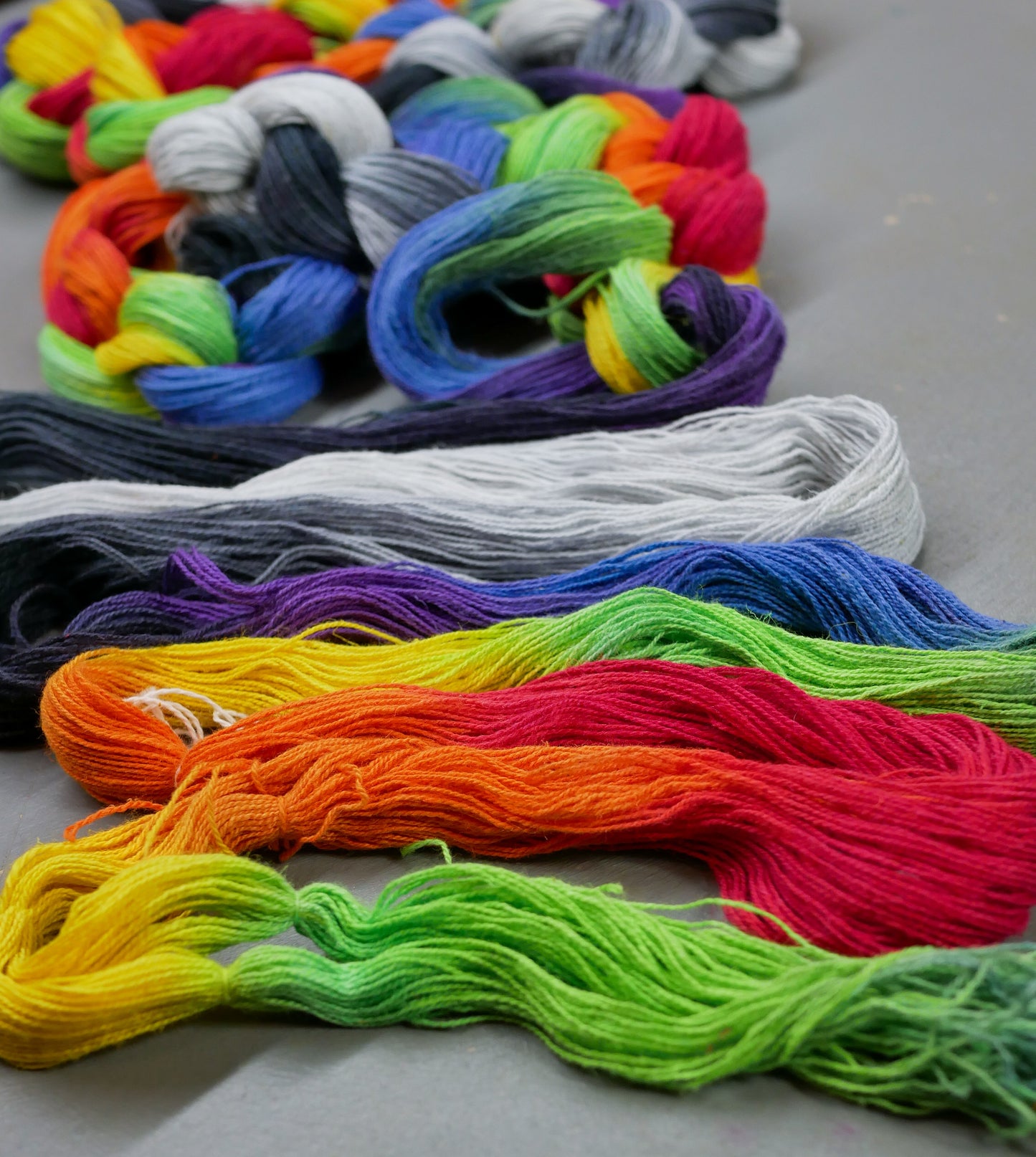 Rainbow vs. Mono - Handpainted Warp - 120 ends